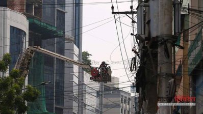 ক্রেনে করে ঘটনাস্থল পর্যবেক্ষণ