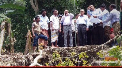 কুড়িগ্রামে বন্যায় ক্ষতিগ্রস্ত এক বাঁধ পরিদর্শনে ব্যারিস্টার আনিসুল ইসলাম মাহমুদ (ছবি-প্রতিনিধি)
