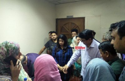 হাসপাতালে শিল্পীরা। ছবি নাসিরুল ইসলাম