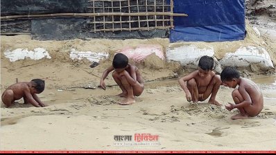 রোহিঙ্গা শিশুরা বালুখালি ক্যাম্পে বৃষ্ঠির মধ্যে খেলা করছে