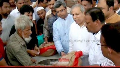 নওগাঁয় এফবিসিসিআই এর ত্রাণ বিতরণ