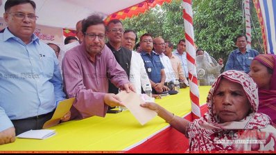 লালমনিরহাটে ত্রাণ বিতরণ করছেন আসাদুজ্জামান নূর (ছবি-প্রতিনিধি)