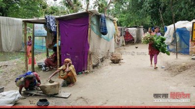 বন্যার পানি কমলেও বানভাসীদের কষ্ট কমেনি
