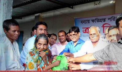 নীলফামারীতে বাংলাদেশ রেজিস্ট্রেশন সার্ভিস অ্যাসোসিয়েশন এর ত্রাণ বিতরণ