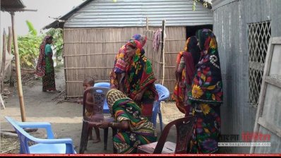 বাঁধে আশ্রয় নেওয়া গ্রামবাসী