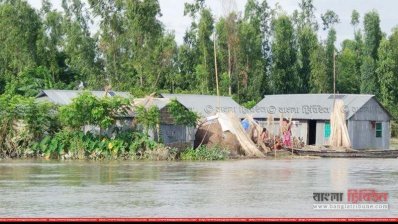 বন্যার পানি কমলেও বানভাসীদের কষ্ট কমেনি