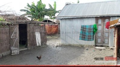 বন্যার পানি কমলেও বানভাসীদের কষ্ট কমেনি