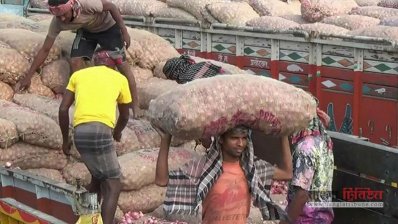 গত ছয় দিনে বন্দর দিয়ে ১শ&rsquo; ৩৪টি ট্রাকে ২ হাজার ৭শ&rsquo; ৭৯ টন পেঁয়াজ আমদানি হয়েছে