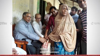 মানিকগঞ্জে এক ত্রাণ বিতরণী অনুষ্ঠানে ড. কামাল হোসেন ও বি চৌধুরী (ছবি- প্রতিনিধি)