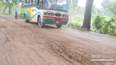 ভাঙা রাস্তায় মাটি ভরাট করায় কাদামাটির রাস্তায় পরিনথ হয়েছে