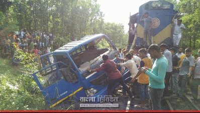 ঢাকা-খুলনা রেল সড়কের কালিয়াকৈর উপজেলায় ট্রেন-পিকআপ সংঘর্ষ