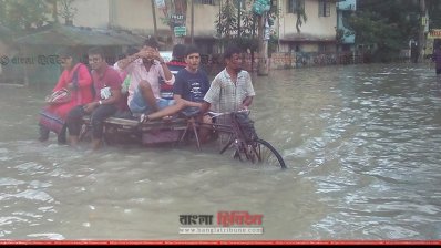 অনেকে ভ্যানে করে পানি পার হন