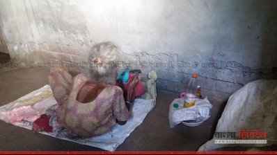 বাসাইল উপজেলার স্বাস্থ্য কমপ্লেক্সের পরিত্যক্ত ভবনে ময়মন বেগম 