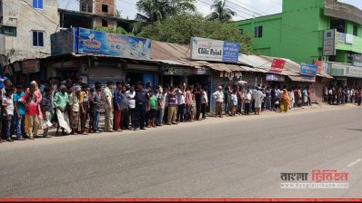 প্রধানমন্ত্রীকে দেখার জন্য রাস্তায় উৎসুক মানুষের ভিড়