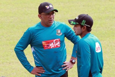 অনুশীলনে কোচ হাথুরুসিংহের সঙ্গে পরামর্শ করছেন মুশফিক। ছবি-বিসিবি