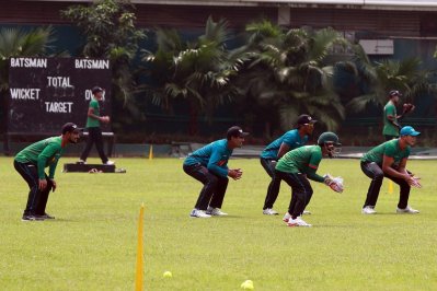 অনুশীলন মাঠে মনোযোগী ছাত্ররা