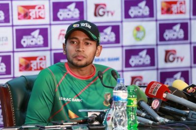 সংবাদ সম্মেলনে বক্তব্য রাখছেন বাংলাদেশ অধিনায়ক মুশফিকুর রহিম। ছবি-বিসিবি