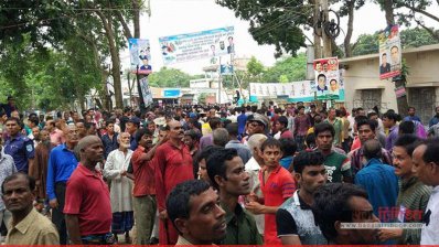 প্যান্ডেলের বাইরে উপচে পড়া মানুষ 