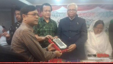 হাকিমপুর থানার ওসি মাদার তেরেসা স্বর্ণপদক পেয়েছেন
