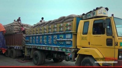 হিলি বন্দর দিয়ে চাল আমদানি করা হচ্ছে