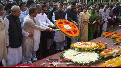 জাতীয় কবির সমাধিতে শ্রদ্ধা জানাচ্ছেন ওবায়দুল কাদের