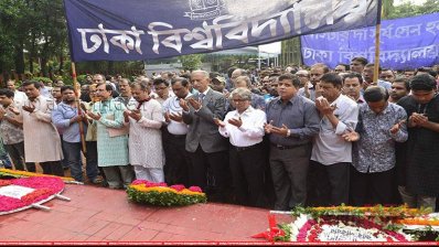 জাতীয় কবির সমাধিতে শ্রদ্ধা জানাচ্ছেন ঢাবি পরিবার