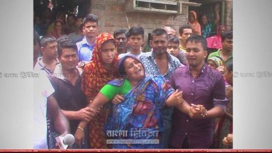 মেয়ের আত্মহত্যায় কান্নায় ভেঙে পড়েন মা ফুজলা খাতুন