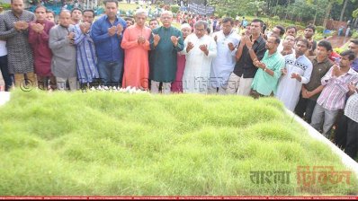 জাতীয় কবির সমাধিতে শ্রদ্ধা জানাচ্ছেন বিএনপির নেতাকর্মীরা