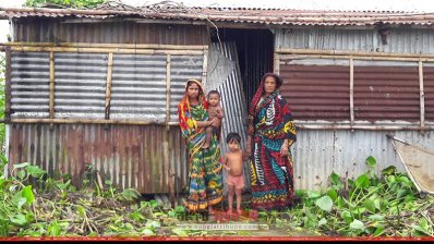 বন্যা কবলিত এলাকার লোকজন