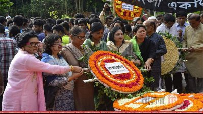 জাতীয় কবির সমাধিতে শ্রদ্ধা