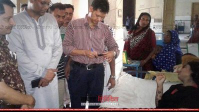 হাসপাতালে সালমা খাতুনের খোঁজখবর নিচ্ছেন জেলা প্রশাসক জিয়াউদ্দীন আহমেদ