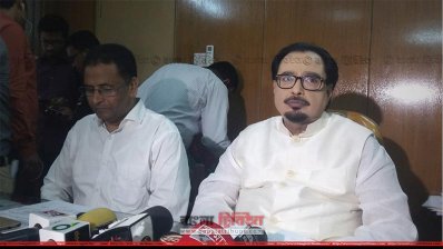 সাংবাদিকদের সঙ্গে কথা বলছেন ধর্ম মন্ত্রণালয় সম্পর্কিত সংসদীয় কমিটির সভাপতি বজলুল হক হারুন