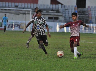 মোহামেডান ও বিজেএমসির বল দখলের লড়াই