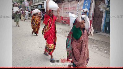 ত্রাণ পেয়ে খুশি বানভাসি মানুষেরা