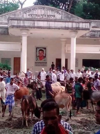 বীরশ্রেষ্ঠ মোস্তফা কামাল জাদুঘরের সামনে আ. লীগ নেতার অবৈধ পশুর হাট