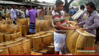 আত্রাইয়ে খলশানি কিনতে ব্যস্ত পাইকাররা