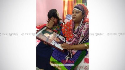 মাকে সান্ত্বনা দিতে গিয়ে কেঁদে ফেলে রিশার ছোট বোন তিশা
