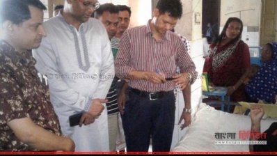  জেলা প্রশাসক জিয়াউদ্দিন আহমেদ সালমাকে দেখতে যান