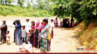 বাংলাদেশে ঢোকার জন্য অপেক্ষা করছেন কয়েকজন রোহিঙ্গা