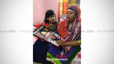 মাকে সান্ত্বনা দিচ্ছে রিশার ছোট বোন তিশা