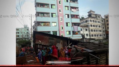 ময়নাতদন্ত শেষে লাশ নেওয়ার পর প্রতিবেশীর ভিড়