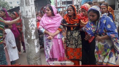 রাকিবের লাশের পাশে স্বজনরা 