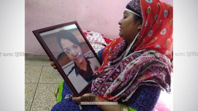 রিশার ছবি নিয়ে কাঁদছেন তার মা তানিয়া