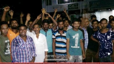 খালিশপুর জুট মিলে বিক্ষোভরত শ্রমিকদের একাংশ (ছবি- প্রতিনিধি)