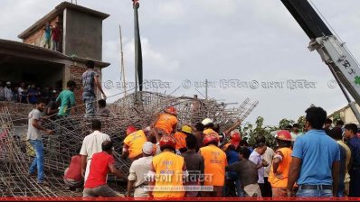 ধসে পড়া নির্মাণাধীন ফিলিং স্টেশন ঘিরে মানুষের জটলা (ছবি- প্রতিনিধি)