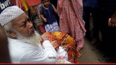 আনিসুর রহমান আনিসের লাশের পাশে বাবা তোবারক হোসেন খান, স্ত্রী শীলা ও দুই মেয়ের আহাজারি