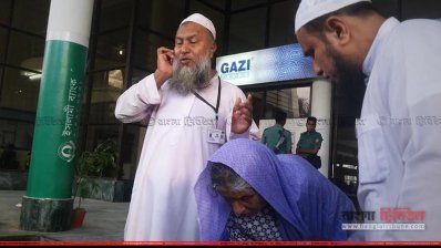 আম্মাকে নিয়ে হজে যেতে পারেননি আবুল মনসুর