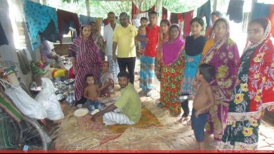 পানি নেমে গেলেও এখনও বন্যা নিয়ন্ত্রণ বাঁধ ছাড়তে পারেননি এসব মানুষ (ছবি- প্রতিনিধি)