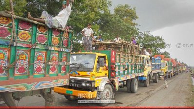 দৌলতিয়া ঘাটে পশুবাহী ট্রাকের দীর্ঘ লাইন 