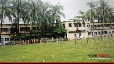 ডাঙ্গা বাজারের নামে ইজারা নিয়ে ডাঙ্গা উচ্চ বিদ্যালয় মাঠে পশুর হাট বসিয়েছেন ইজারাদাররা